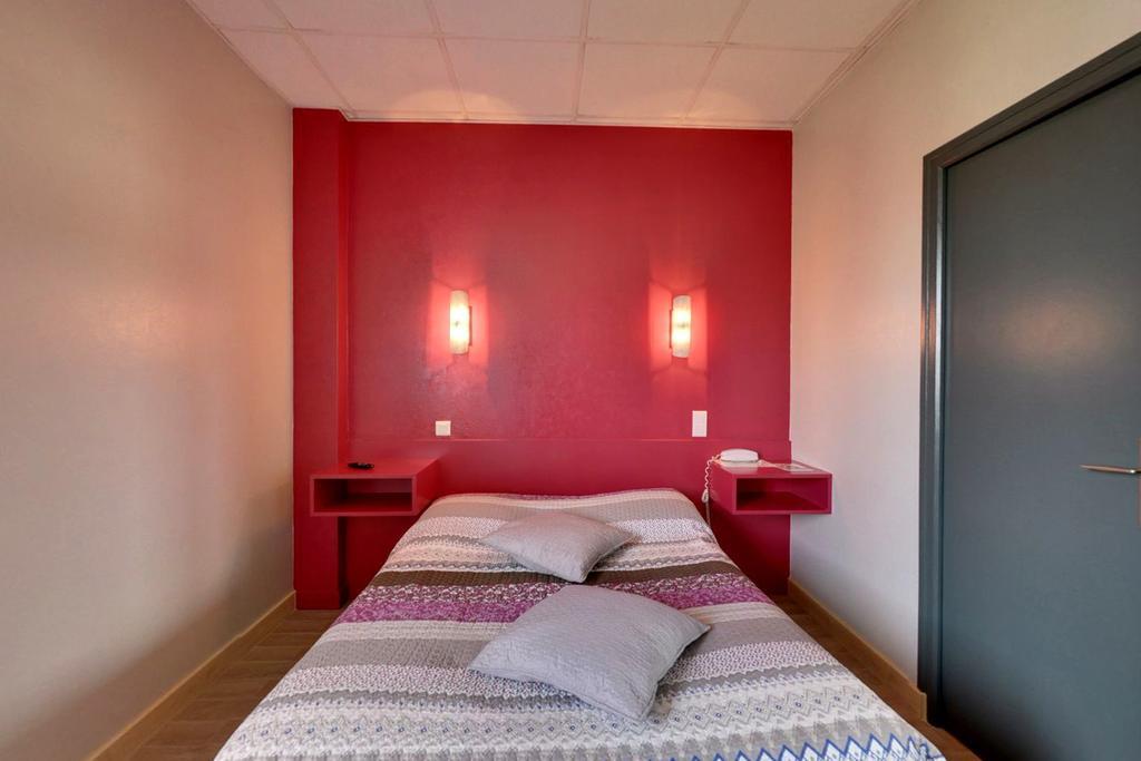 Logis Auberge Des Vieux Chenes Malemort Exteriör bild