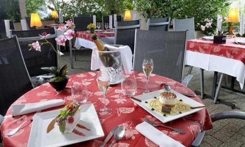 Logis Auberge Des Vieux Chenes Malemort Exteriör bild