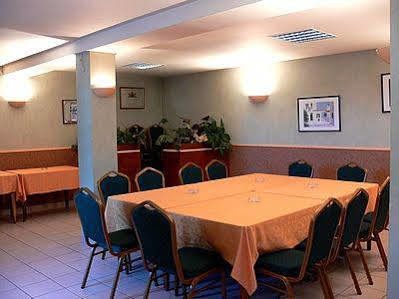 Logis Auberge Des Vieux Chenes Malemort Exteriör bild